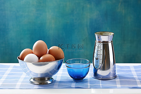 在桌面上靠近两个装有鸡蛋的碗的地方