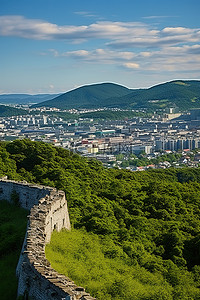 一座靠近山的山上有青山的城市