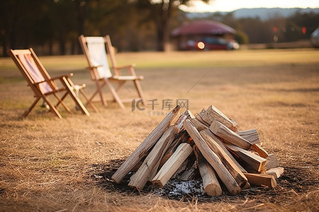 篝火舞会背景图片_草地上的篝火和椅子