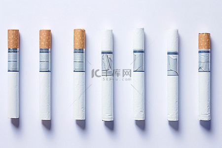 一排香烟，一支在抽烟，另一支是空的