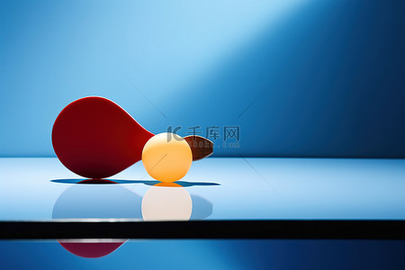 乒乓球桌子背景图片_蓝色桌子上的乒乓球拍和球