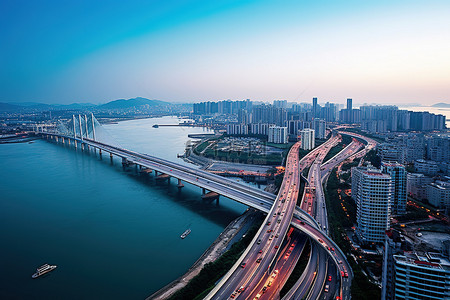 一条横跨水域和建筑物的大路