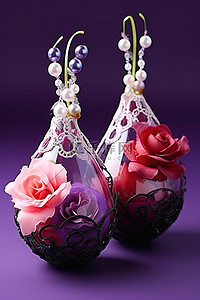 紫红色背景图片_两个彩色塑料玫瑰花蕾花瓶，紫红色珍珠蕾丝和
