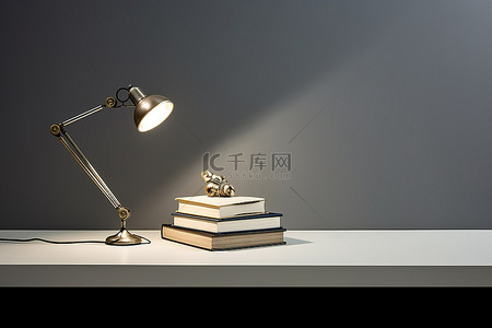 桌子上的书，中间有灯