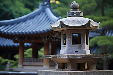 寺庙里的一座宝塔，上面挂着灯笼