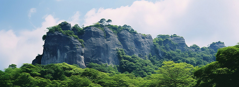 天云山背景图片_有树和云的岩石山