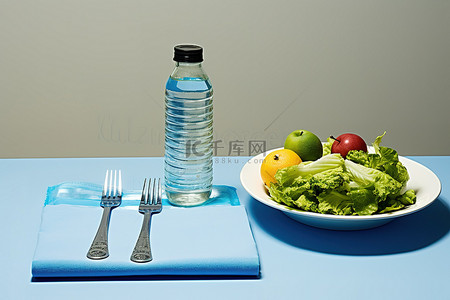 一张开放的桌子，里面有水瓶钳子沙拉和水