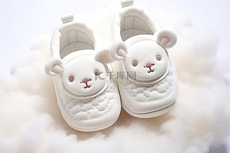 大耳朵紫砂壶背景图片_白雪中长着可爱耳朵的婴儿鞋