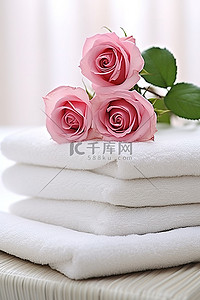 毛巾花背景图片_白桌上的四块毛巾，中间有玫瑰