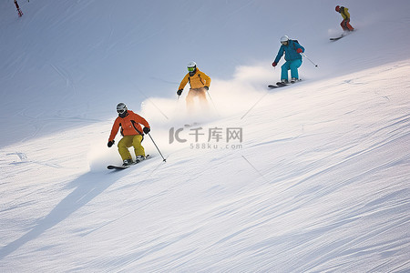 穿着鲜艳颜色的人们正在滑雪场滑下