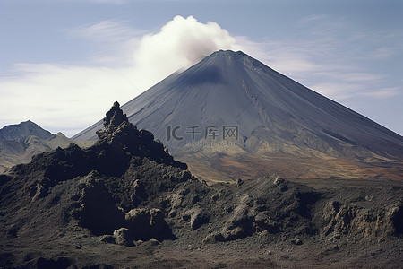 新疆喀纳斯背景图片_伦瓜耶河佩利纳斯河附近的火山