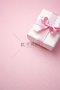 粉红色表面上的一个小白色盒子位于粉红色背景上