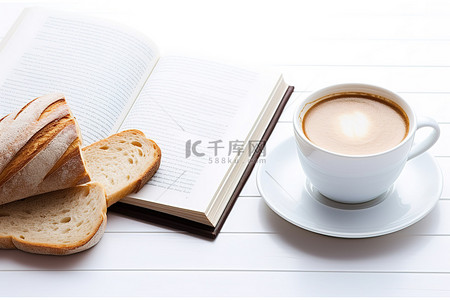 面包咖啡桌子背景图片_一个电子阅读器，里面有面包和一杯咖啡