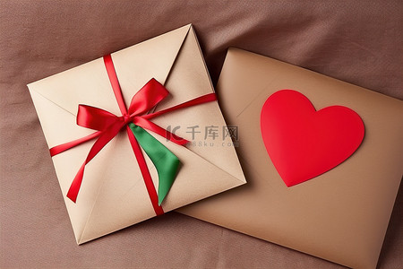两个心形信封，棕色垫子上有红色和绿色丝带