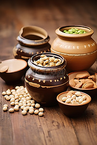 小豆子背景图片_木桌上的小陶瓷罐，里面有豆子和豌豆