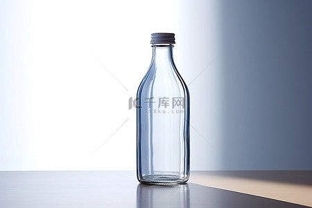 桌子上的透明空瓶