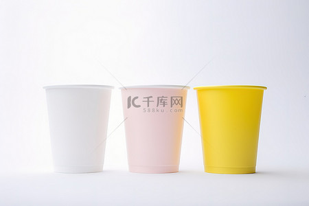 纸杯杯子背景图片_白色背景上的两个黄色杯子