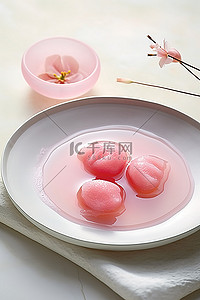 一个空盘子，上面有粉色果冻