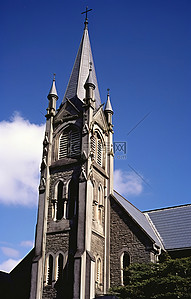 教堂有几个窗户和一个尖塔