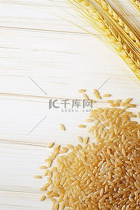 白色木背景上的米饭