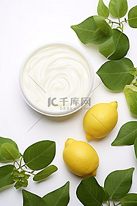 日系奶油风背景图片_白色背景中的柠檬常春藤和奶油