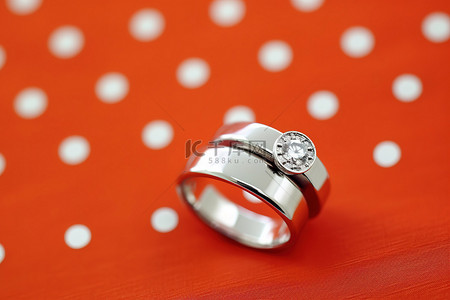 红色圆点背景上的两个结婚戒指