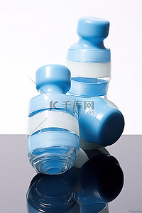 蓝色哑铃背景图片_带瑞典蓝色哑铃的水瓶