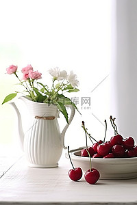 木桌上白色水罐里的鲜花和樱桃托盘