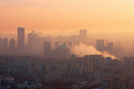 伟大的背后背景图片_雾霾中的城市天际线，而太阳在其背后升起