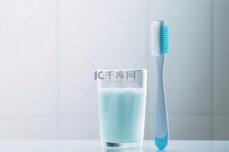 透明玻璃中的牙刷和牙膏