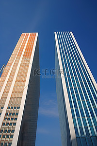 背后是两座不同颜色的现代高楼