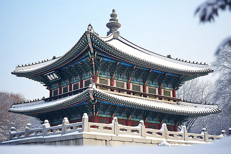 矗立在雪中的一座大型传统韩国宝塔