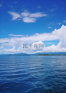 天空海岸背景图片_从法国海岸的一艘船侧面看到的景色