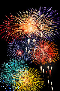 国庆节祝福图背景图片_图像显示了几朵色彩缤纷的烟花飘向天空
