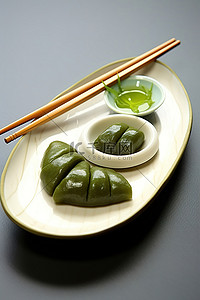 一盘绿色食品和白色筷子