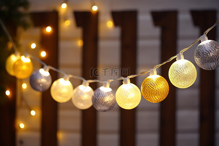 圣诞led背景图片_这些 LED 花环灯装饰有彩色灯光和金属