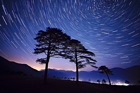 山上有星星轨迹的夜间照片