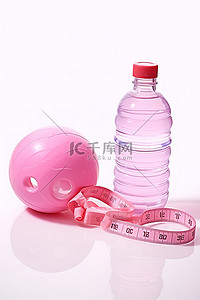 2 个粉色砝码和一瓶水