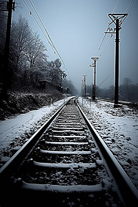 孤独颂歌背景图片_靠近冰​​冻地面和电线的火车轨道