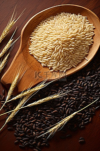 野生黑桑葚背景图片_木质表面上的有机野生稻和小麦粒