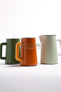 白色马克杯背景背景图片_白色背景中的三个不同颜色的咖啡壶
