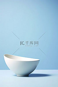 单个对象背景图片_蓝色背景上的单个白色碗和碟子