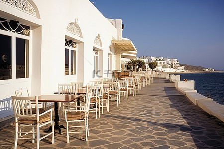 店铺内部背景图片_拉里萨海滩沿岸设有椅子的餐厅