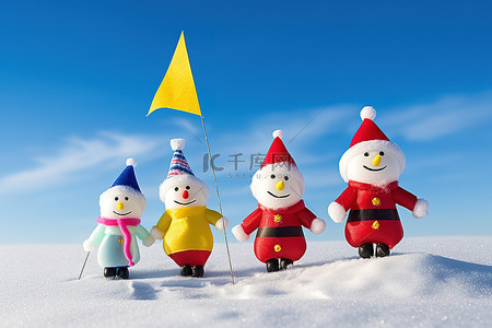 四个雪人站在一起，天空中放着风筝