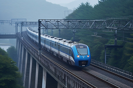 一列蓝色的火车沿着轨道行驶