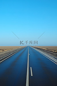 华为手机外框背景图片_一条为大片土地涂上蓝色色调的高速公路