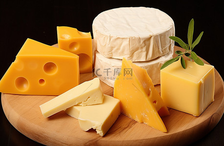 布里奶酪背景图片_各种奶酪和奶酪块