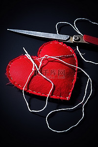 矢是剪刀背景图片_用剪刀缝合一个大的红色羊毛心，并用绳子穿过底部
