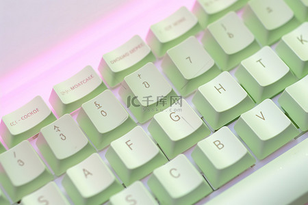 电脑背景图片_一个白色的电脑键盘，上面有字母