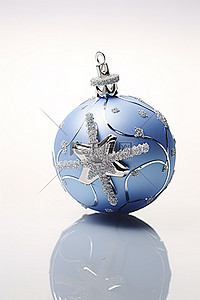 闪亮蓝色的圣诞雪球